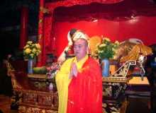 Monje predicando el Budismo Tibetano